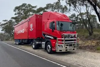Hino 700 Series 4x2 prime mover Review Image